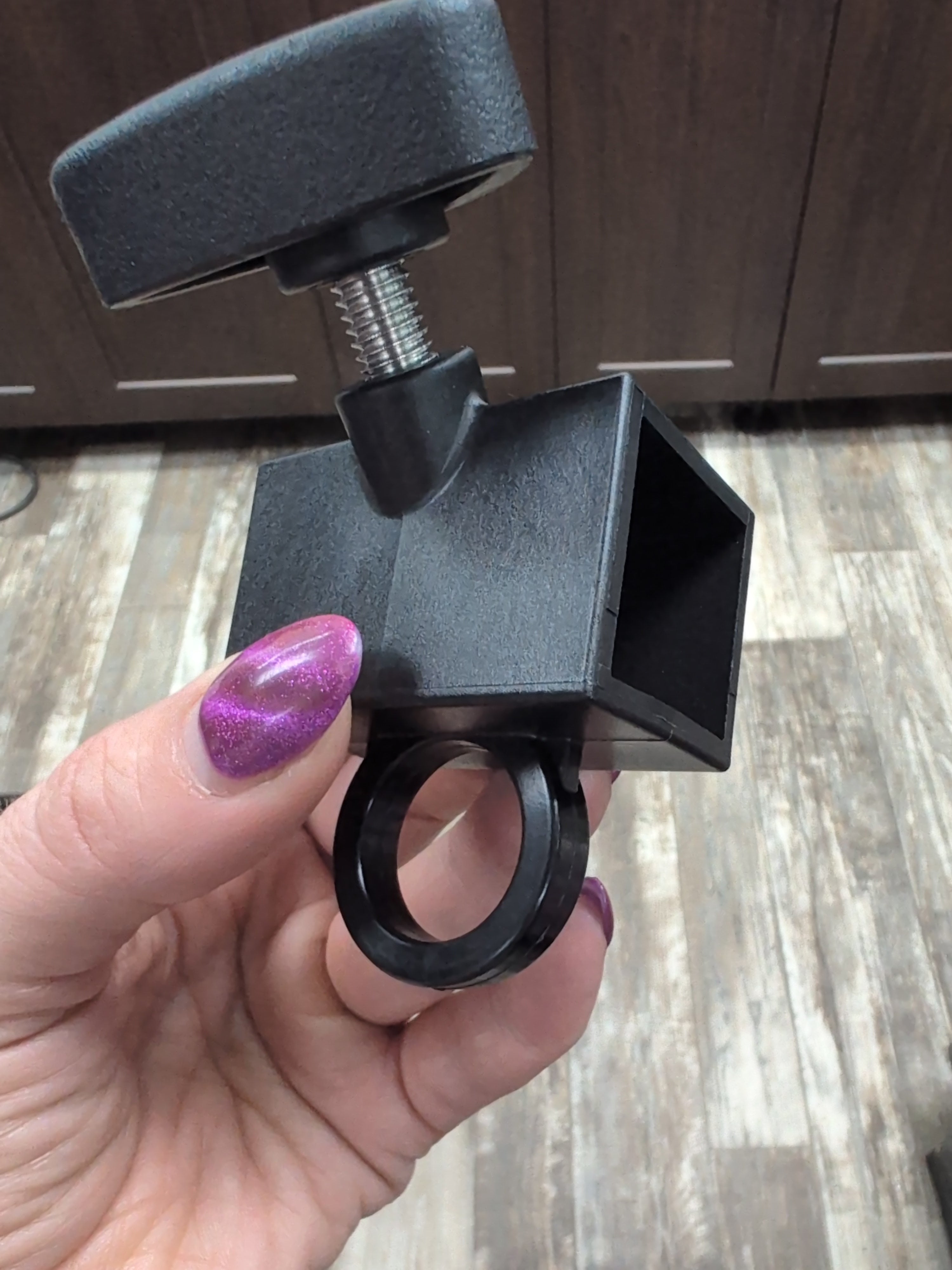 Anneau mobile pour bras de toilettage