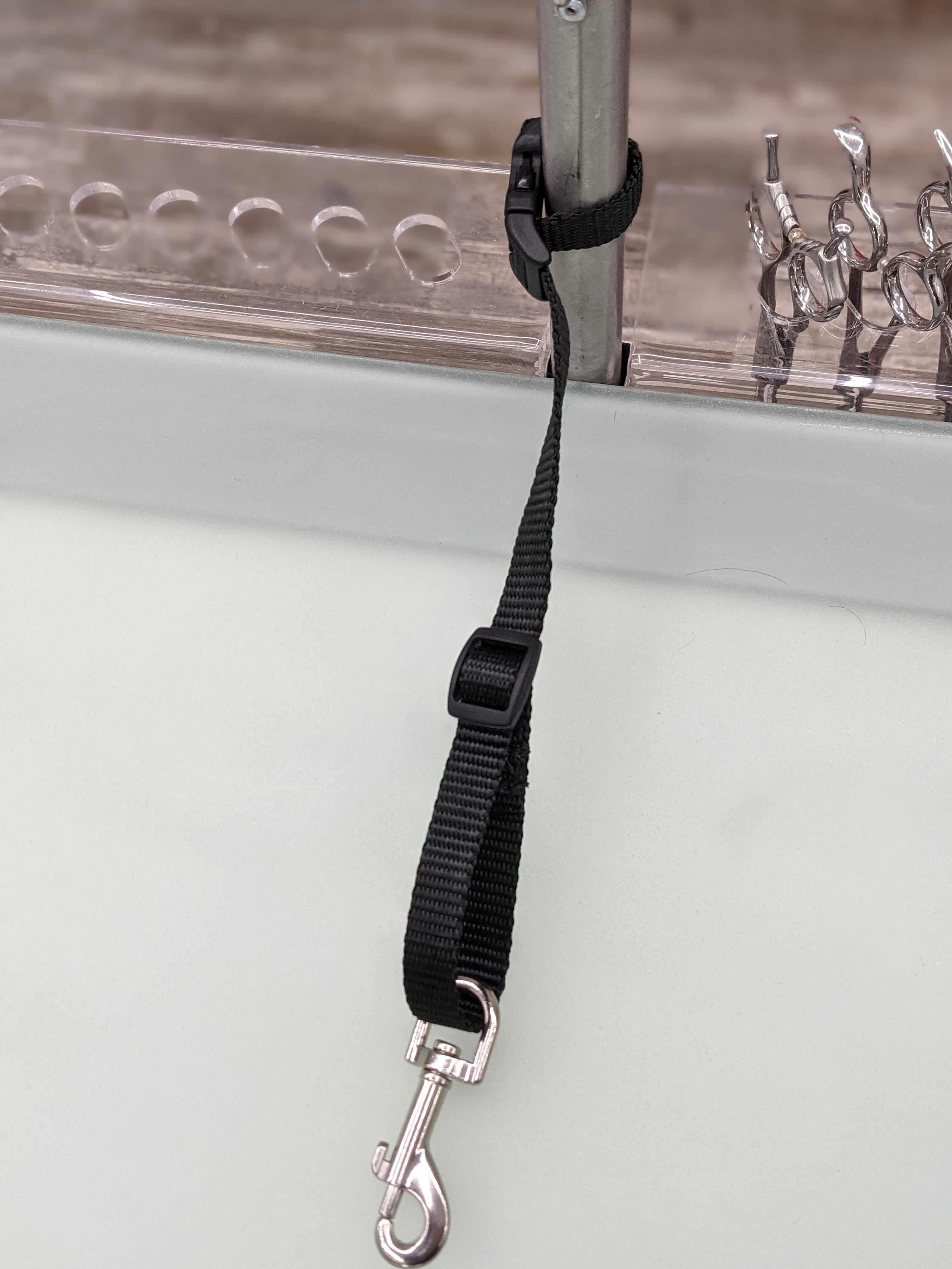 Side-Tie Grooming Helper