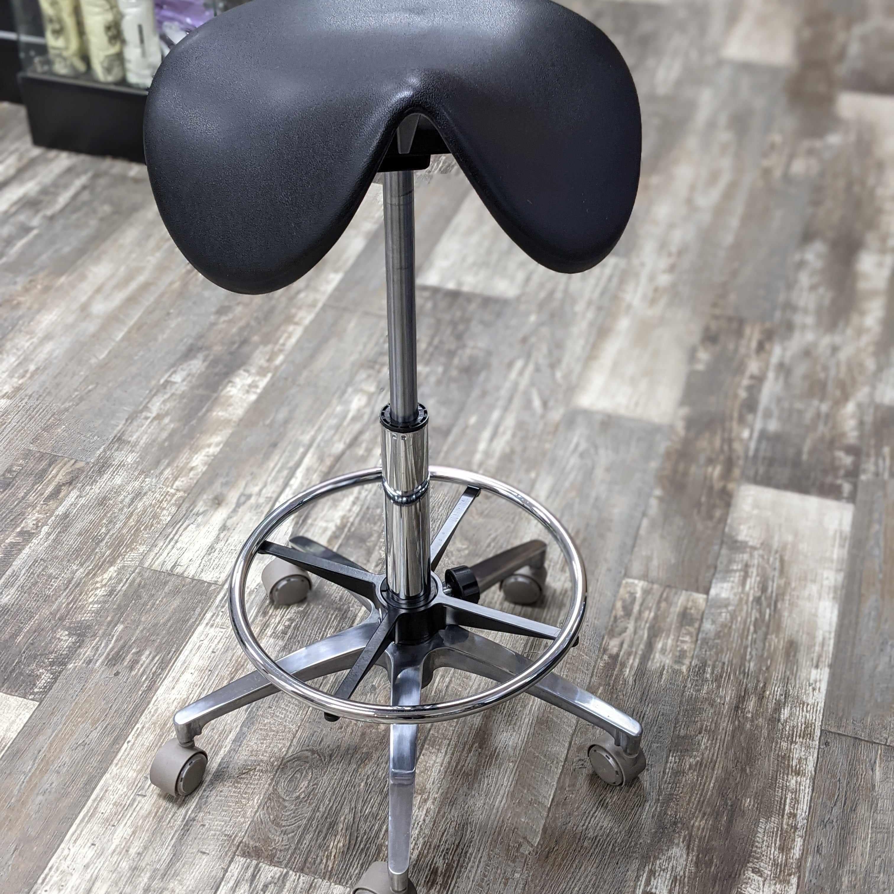 Saddle Grooming Stool