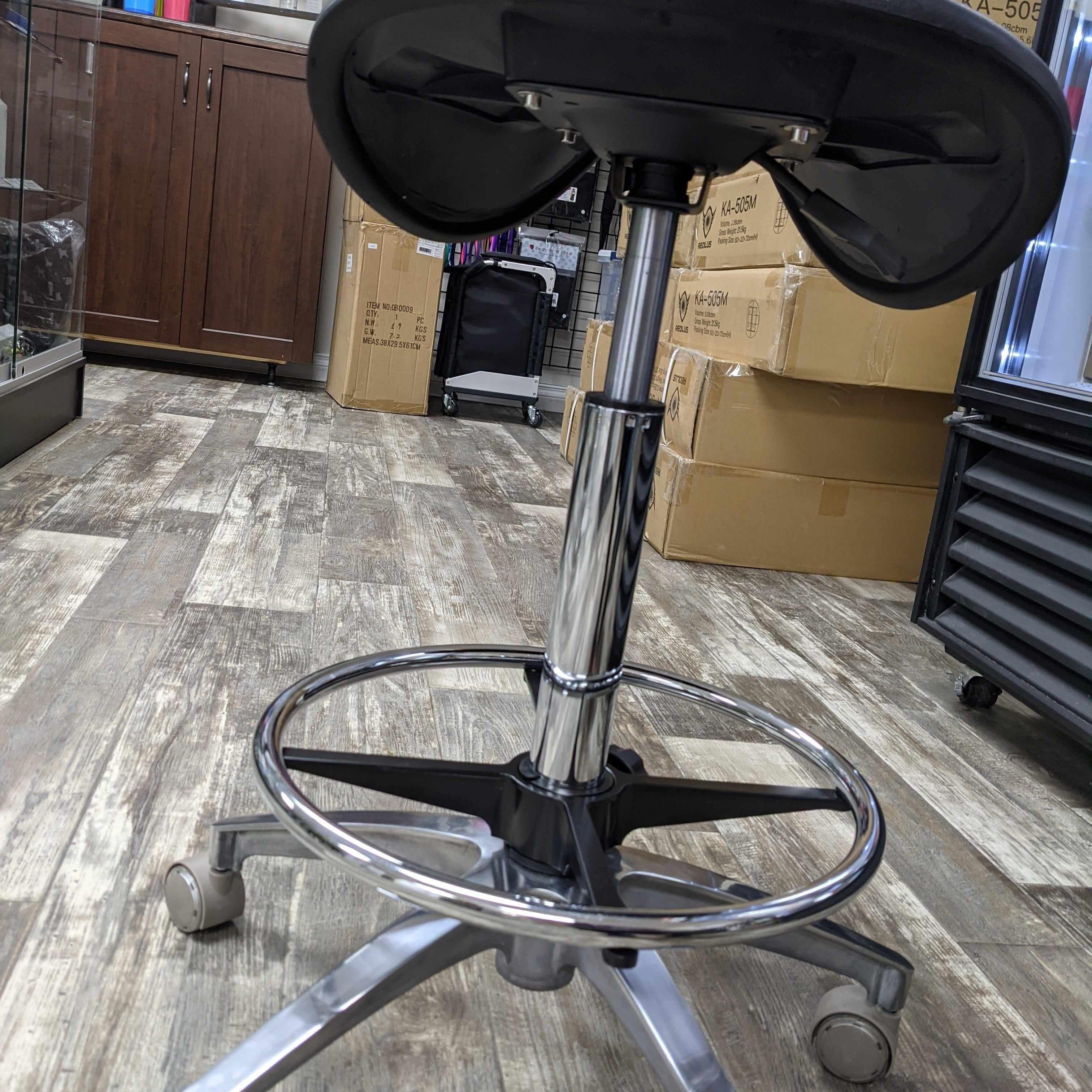 Saddle Grooming Stool