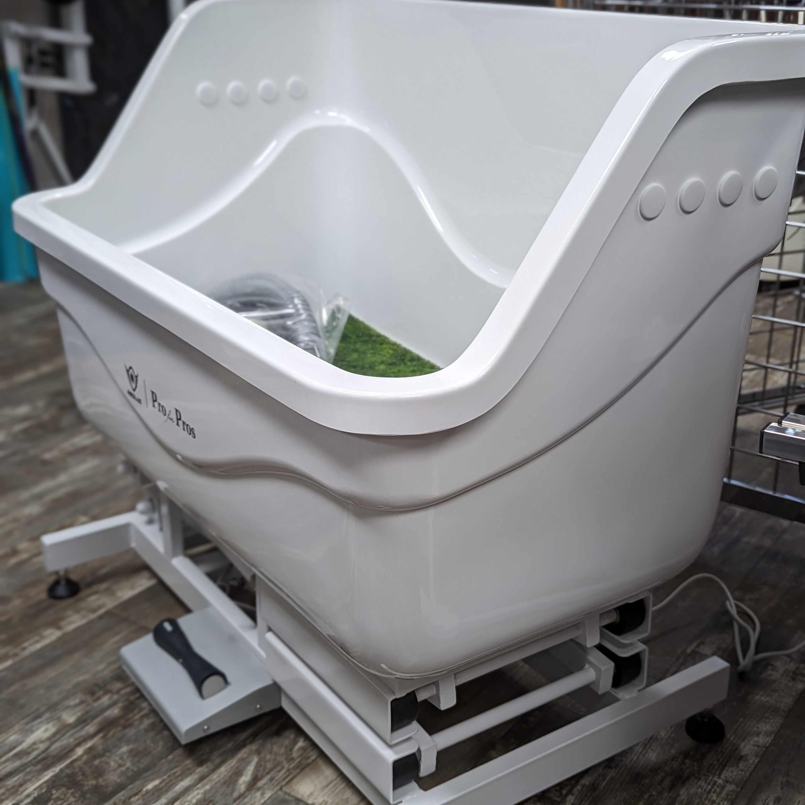 Medium Electric Acrylic Tub