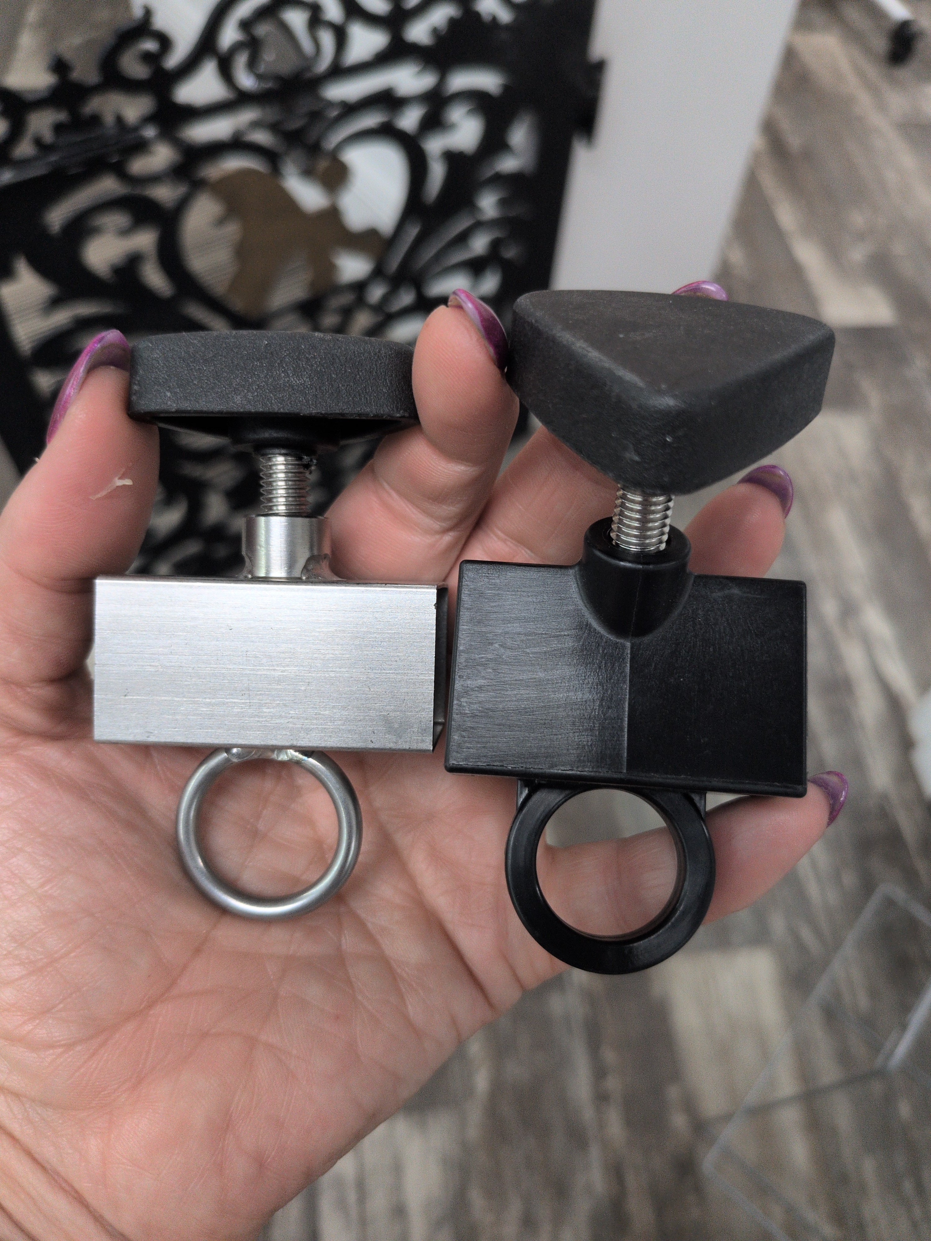Anneau mobile pour bras de toilettage