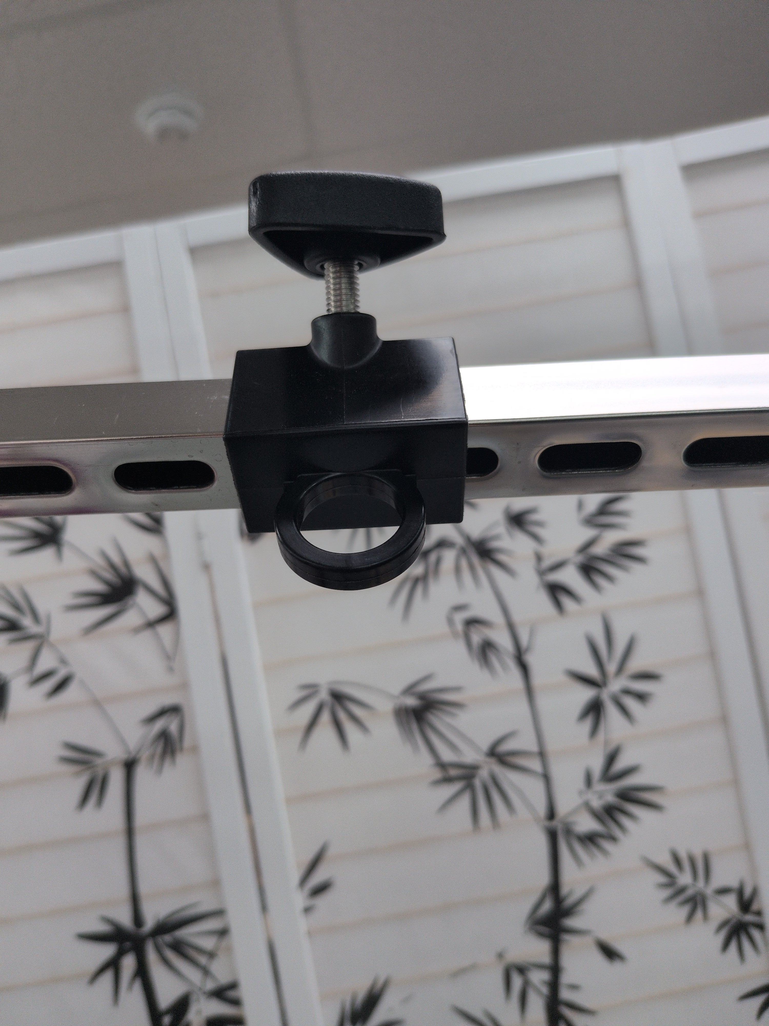 Anneau mobile pour bras de toilettage